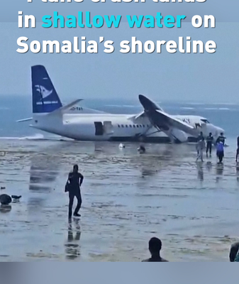 Plane_Skids_into_Mogadishu_Shoreline__All_Passengers_Safe video poster
