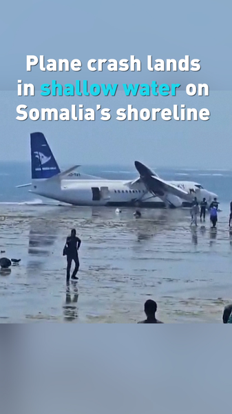 Plane_Skids_into_Mogadishu_Shoreline__All_Passengers_Safe video poster