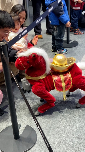 Robotic_Horse_Sparks_Festive_Joy_in_Beijing_Mall_Ahead_of_Lunar_New_Year video poster