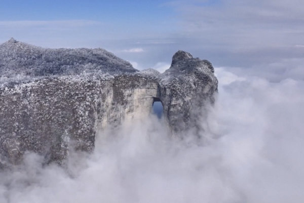 Tianmen_Mountain_s_Winter_Wonderland_Draws_Global_Tourists video poster