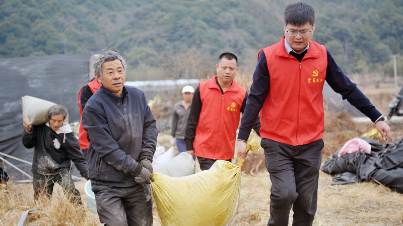 Xi_Jinping_Stresses_Party_Responsibility_in_New_Article