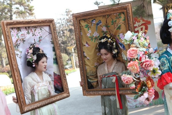 Xi_an_s_Tangyuan_Garden_Blooms_with_Spring_s_First_Peach_Blossoms
