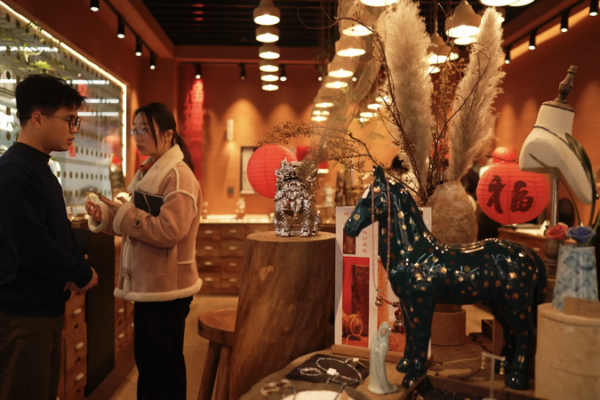 Yiwu_Market_Thrives_as_2026_Spring_Festival_Nears video poster