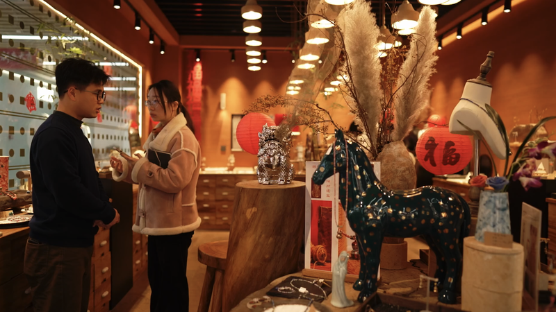 Yiwu_Market_Thrives_as_2026_Spring_Festival_Nears video poster