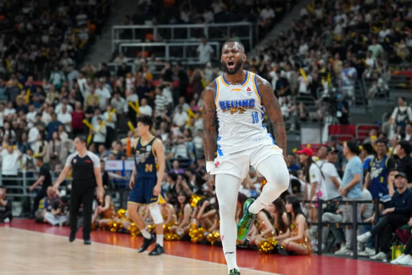 Beijing_Ducks_Stun_Guangdong_with_Last_Second_Three_Pointer_in_CBA_Thriller