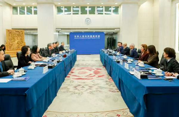 China__Apple_Strengthen_Ties_as_Cook_Meets_Commerce_Minister_in_Beijing