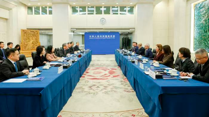 China__Apple_Strengthen_Ties_as_Cook_Meets_Commerce_Minister_in_Beijing