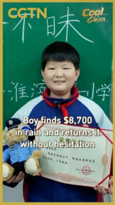 Henan_Boy_s_Honesty_Shines__Returns__8_700_Found_in_Rain video poster