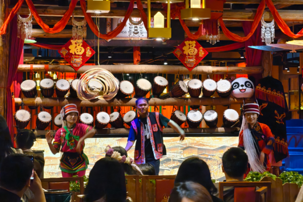 Kunming_Restaurants_Blend_Cuisine_and_Culture_with_Folk_Performances