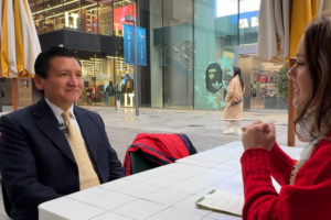 Peruvian_Consultant_Simplifies_China_s_Two_Sessions_for_Young_Minds video poster