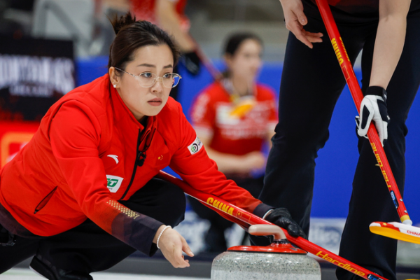 China Dominates Italy 10-3 at Women’s Curling Championship