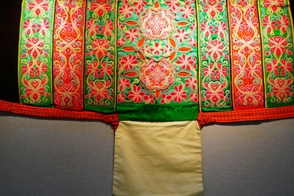 Southwest_China_s_Ethnic_Baby_Carriers_Showcased_in_Beijing_Exhibition