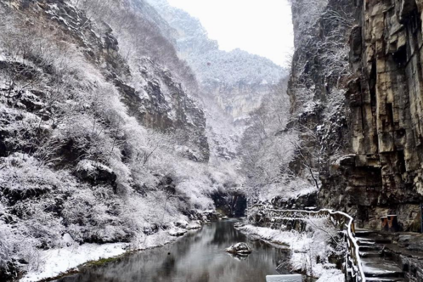 Taihang_Mountains_Transform_into_Living_Ink_Painting_After_Spring_Snowfall video poster
