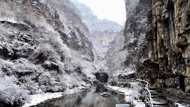 Taihang_Mountains_Transform_into_Living_Ink_Painting_After_Spring_Snowfall video poster