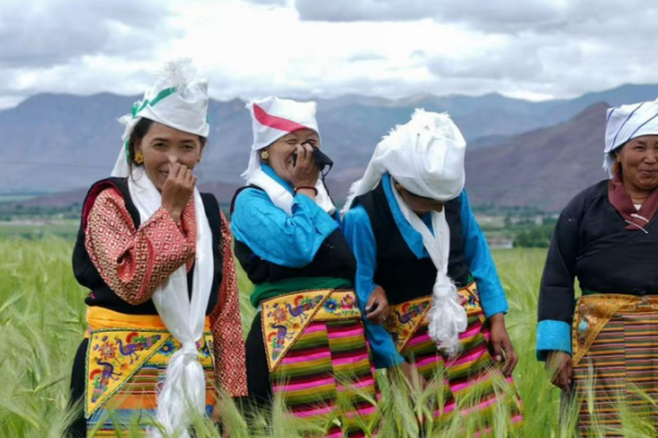 Traditional_Attire_of_Damxung_and_Linzhou__Threads_of_Lhasa_s_Elegance