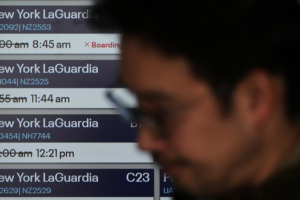 US_Airport_Delays_Spark_Political_Blame_Game_Amid_DHS_Shutdown