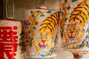 Xiamen_Artisans_Preserve_Centuries_Old_Dragon_and_Tiger_Lantern_Craft