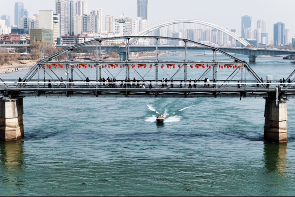 Yellow_River_Transforms_into_Emerald_Waterway_in_Lanzhou video poster