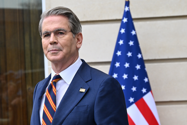 Bessent Denies Reports Linking Trump’s China Visit Delay to Hormuz Tensions