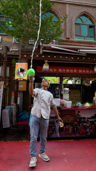 Kashi’s Shaved Ice: A Taste of Tradition in Xinjiang’s Ancient City video poster