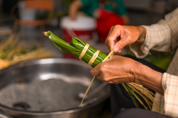 Buyi_Village_Prepares_Traditional_Zongba_for_Sanyuesan_Festival