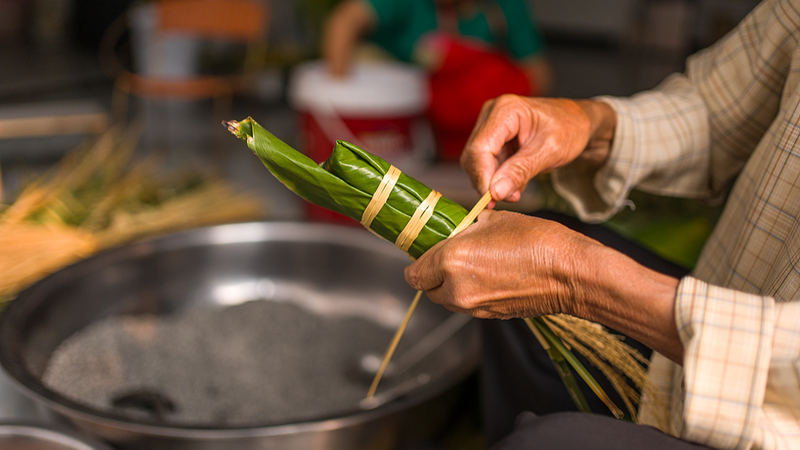 Buyi_Village_Prepares_Traditional_Zongba_for_Sanyuesan_Festival