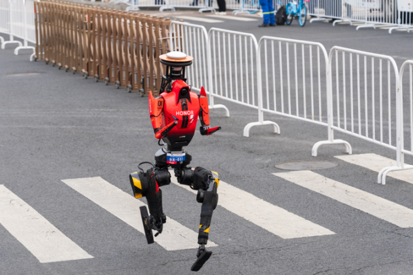 Honor_s_Lightning_Robot_Shatters_Marathon_Record_in_Beijing