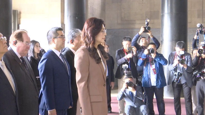 KMT_Chairwoman_Visits_Sun_Yat_sen_Mausoleum_Amid_Cross_Strait_Dialogue_poster - Khabar Asia KMT_Chairwoman_Visits_Sun_Yat_sen_Mausoleum_Amid_Cross_Strait_Dialogue video poster