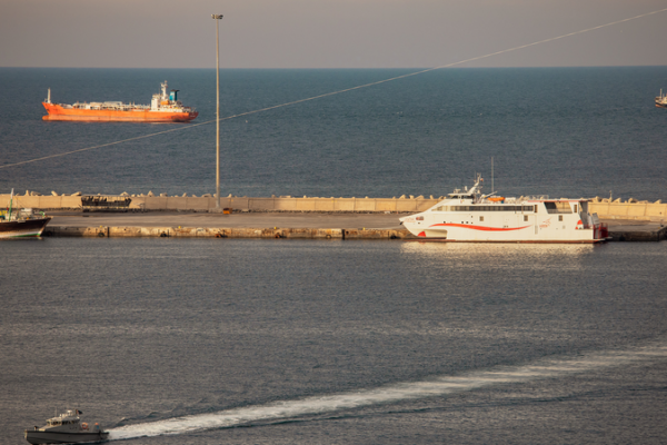 Middle_East_Tensions_Trigger_Global_Supply_Chain_Crisis