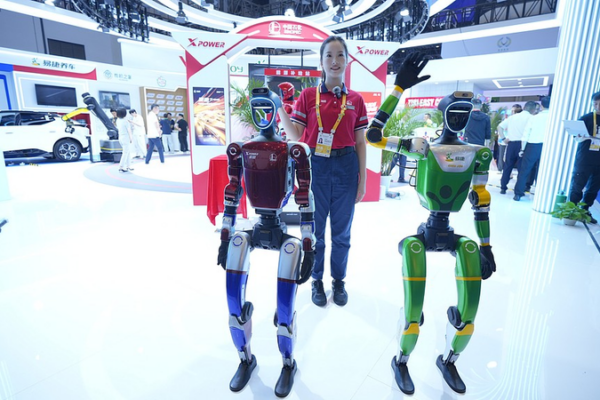 Robots_Steal_Spotlight_at_Hainan_s_2026_Consumer_Expo