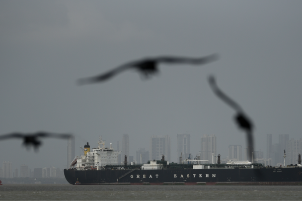 Strait_of_Hormuz_Shipping_Crisis_Threatens_Global_Economy_in_2026