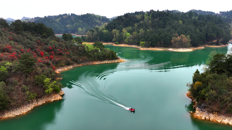 Discover Dujuan Lake: Guizhou’s Serene Mountain Escape video poster