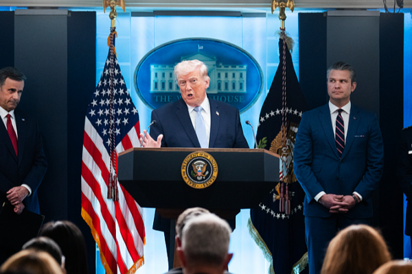 Tensions_Soar_as_Trump_Issues_Ultimatum_to_Iran_Over_Strait_of_Hormuz