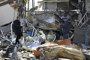 Trump_Issues_Final_Warning_to_Iran_as_Strait_of_Hormuz_Crisis_Escalates video poster