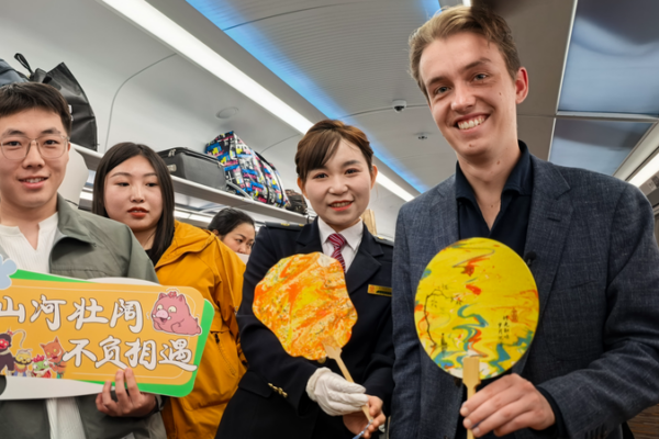 British Explorer Rides Movie-Themed Train to China’s Qikou Ancient Town