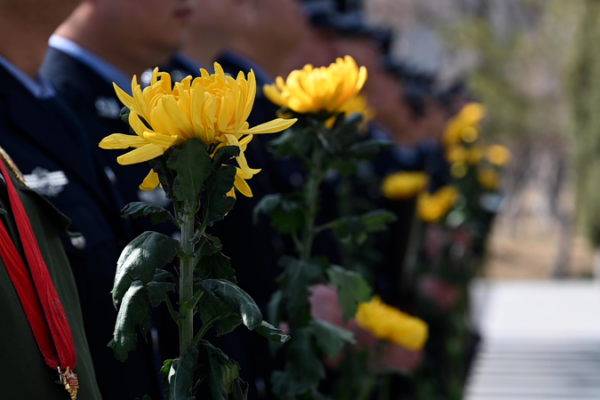 Urumqi_Honors_Ancestors_in_Qingming_Festival_Traditions video poster