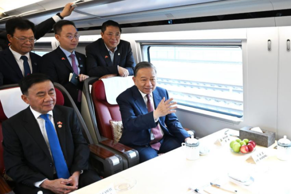 Vietnamese_Leader_Hails_China_s_Rail_Advancements_During_10_Hour_Journey