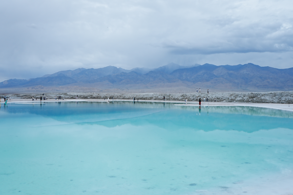 Nature_s_Mirror__The_Surreal_Salt_Lakes_of_China_s_Qaidam_Basin